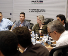 O Paraná prepara para a próxima semana o lançamento de uma força-tarefa de combate à dengue em todo o Estado. As ações foram definidas nesta quinta-feira (12) em reunião no Palácio Iguaçu entre o chefe da Casa Civil, Guto Silva, e os demais integrantes do secretariado, autarquias e empresas públicas estaduais. Está previsto a criação de um grupo permanente contra a proliferação da doença..Foto Gilson Abreu/AEN