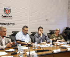 O Paraná prepara para a próxima semana o lançamento de uma força-tarefa de combate à dengue em todo o Estado. As ações foram definidas nesta quinta-feira (12) em reunião no Palácio Iguaçu entre o chefe da Casa Civil, Guto Silva, e os demais integrantes do secretariado, autarquias e empresas públicas estaduais. Está previsto a criação de um grupo permanente contra a proliferação da doença..Foto Gilson Abreu/AEN