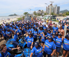 Equipe de limpeza que vai trabalhar durante o Verão Maior.
Foto: Sanepar