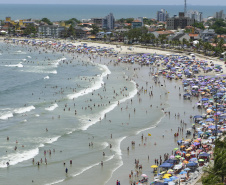 Banhistas devem ficar atentos com pertences na praia. Foto: Arnaldo Alves/AEN