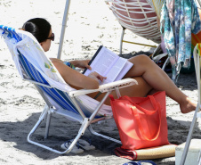 Banhistas devem ficar atentos com pertences na praia. Foto: Arnaldo Alves/AEN