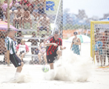 O vice-governador Darci Piana esteve neste sábado (11) no tradicional Futebol das Estrelas, em Matinhos, e destacou que a programação esportiva do Verão Maior é um vetor especial do turismo do Litoral e das praias de água doce do Estado. O Athletiba inaugural de 2020 deu largada a um calendário que engloba aulas de ginástica, torneios de vôlei, balonismo e muito mais. Foto: Gilson Abreu/AEN