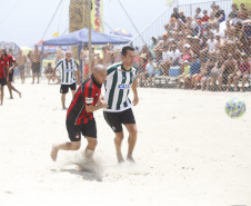 O vice-governador Darci Piana esteve neste sábado (11) no tradicional Futebol das Estrelas, em Matinhos, e destacou que a programação esportiva do Verão Maior é um vetor especial do turismo do Litoral e das praias de água doce do Estado. O Athletiba inaugural de 2020 deu largada a um calendário que engloba aulas de ginástica, torneios de vôlei, balonismo e muito mais. Foto: Gilson Abreu/AEN
