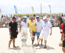 O vice-governador Darci Piana esteve neste sábado (11) no tradicional Futebol das Estrelas, em Matinhos, e destacou que a programação esportiva do Verão Maior é um vetor especial do turismo do Litoral e das praias de água doce do Estado. O Athletiba inaugural de 2020 deu largada a um calendário que engloba aulas de ginástica, torneios de vôlei, balonismo e muito mais. Foto: Gilson Abreu/AEN