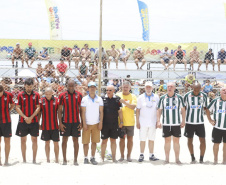 O vice-governador Darci Piana esteve neste sábado (11) no tradicional Futebol das Estrelas, em Matinhos, e destacou que a programação esportiva do Verão Maior é um vetor especial do turismo do Litoral e das praias de água doce do Estado. O Athletiba inaugural de 2020 deu largada a um calendário que engloba aulas de ginástica, torneios de vôlei, balonismo e muito mais. Foto: Gilson Abreu/AEN