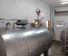 Além de complementar a alimentação de 118 mil crianças que recebem gratuitamente um litro de leite enriquecido por dia em todo o Paraná, o programa Leite das Crianças é um dos grandes responsáveis por fomentar a pecuária leiteira no Estado. Foto: SEAB