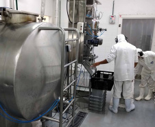 Além de complementar a alimentação de 118 mil crianças que recebem gratuitamente um litro de leite enriquecido por dia em todo o Paraná, o programa Leite das Crianças é um dos grandes responsáveis por fomentar a pecuária leiteira no Estado. Foto: SEAB