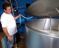 Além de complementar a alimentação de 118 mil crianças que recebem gratuitamente um litro de leite enriquecido por dia em todo o Paraná, o programa Leite das Crianças é um dos grandes responsáveis por fomentar a pecuária leiteira no Estado. Foto: SEAB