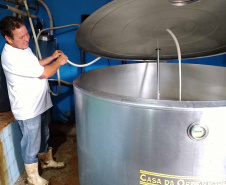 Além de complementar a alimentação de 118 mil crianças que recebem gratuitamente um litro de leite enriquecido por dia em todo o Paraná, o programa Leite das Crianças é um dos grandes responsáveis por fomentar a pecuária leiteira no Estado. Foto: SEAB