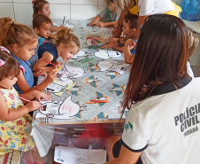A Polícia Civil do Paraná (PCPR) está realizando campanha educativa em escolas do Litoral do Estado, durante todo o período da temporada. A primeira ação aconteceu na escola Aquarela de Recreação Infantil, em Matinhos, na última semana. O objetivo é orientar crianças e professores, a fim de prevenir que sejam vítimas de crime, tanto nas ruas quanto no âmbito escolar.
Foto: Polícia Civil