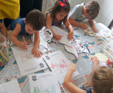 A Polícia Civil do Paraná (PCPR) está realizando campanha educativa em escolas do Litoral do Estado, durante todo o período da temporada. A primeira ação aconteceu na escola Aquarela de Recreação Infantil, em Matinhos, na última semana. O objetivo é orientar crianças e professores, a fim de prevenir que sejam vítimas de crime, tanto nas ruas quanto no âmbito escolar.
Foto: Polícia Civil