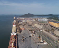 Janeiro é mês em que a produção se desenvolve no campo e a empresa pública Portos do Paraná aproveita para fazer manutenções e se preparar para movimentar a produção quando chegar o período de safra. Os silos públicos e as estruturas de uso comum aos terminais operadores do Corredor de Exportação do Porto de Paranaguá passam por uma revisão para operar a todo vapor, em 2020.Foto: Adubras Leandro/Arquivo Portos do Paraná