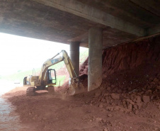 Quatro viadutos da PRC-467 em Cascavel, na região Oeste, estão recebendo obras de melhorias no sistema de drenagem e de construção de estruturas de contenção de taludes, que são superfícies inclinadas. O objetivo é garantir maior estabilidade e evitar o surgimento de pontos de alagamento na rodovia, que passa por baixo dos viadutos. Foto:DER
