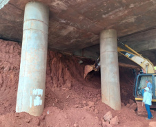 Quatro viadutos da PRC-467 em Cascavel, na região Oeste, estão recebendo obras de melhorias no sistema de drenagem e de construção de estruturas de contenção de taludes, que são superfícies inclinadas. O objetivo é garantir maior estabilidade e evitar o surgimento de pontos de alagamento na rodovia, que passa por baixo dos viadutos. Foto:DER