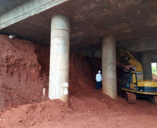 Quatro viadutos da PRC-467 em Cascavel, na região Oeste, estão recebendo obras de melhorias no sistema de drenagem e de construção de estruturas de contenção de taludes, que são superfícies inclinadas. O objetivo é garantir maior estabilidade e evitar o surgimento de pontos de alagamento na rodovia, que passa por baixo dos viadutos. Foto:DER