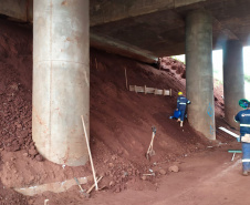 Quatro viadutos da PRC-467 em Cascavel, na região Oeste, estão recebendo obras de melhorias no sistema de drenagem e de construção de estruturas de contenção de taludes, que são superfícies inclinadas. O objetivo é garantir maior estabilidade e evitar o surgimento de pontos de alagamento na rodovia, que passa por baixo dos viadutos. Foto:DER