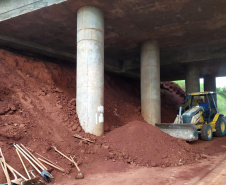 Quatro viadutos da PRC-467 em Cascavel, na região Oeste, estão recebendo obras de melhorias no sistema de drenagem e de construção de estruturas de contenção de taludes, que são superfícies inclinadas. O objetivo é garantir maior estabilidade e evitar o surgimento de pontos de alagamento na rodovia, que passa por baixo dos viadutos. Foto:DER