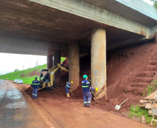 Quatro viadutos da PRC-467 em Cascavel, na região Oeste, estão recebendo obras de melhorias no sistema de drenagem e de construção de estruturas de contenção de taludes, que são superfícies inclinadas. O objetivo é garantir maior estabilidade e evitar o surgimento de pontos de alagamento na rodovia, que passa por baixo dos viadutos. Foto:DER