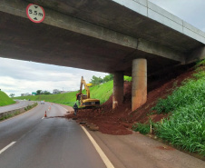 Quatro viadutos da PRC-467 em Cascavel, na região Oeste, estão recebendo obras de melhorias no sistema de drenagem e de construção de estruturas de contenção de taludes, que são superfícies inclinadas. O objetivo é garantir maior estabilidade e evitar o surgimento de pontos de alagamento na rodovia, que passa por baixo dos viadutos. Foto:DER