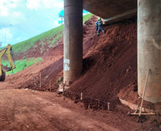 Quatro viadutos da PRC-467 em Cascavel, na região Oeste, estão recebendo obras de melhorias no sistema de drenagem e de construção de estruturas de contenção de taludes, que são superfícies inclinadas. O objetivo é garantir maior estabilidade e evitar o surgimento de pontos de alagamento na rodovia, que passa por baixo dos viadutos. Foto:DER