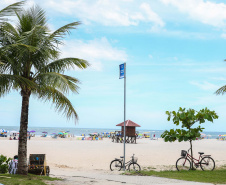 Os veranistas podem aproveitar a qualidade das águas para se banhar nas praias, rios e represas do Estado. De acordo com o quinto boletim de balneabilidade, emitido nesta sexta-feira (17) pelo Instituto Água e Terra, apenas Ponta da Pita, em Antonina, continua impróprio para banho, além de rios considerados permanentemente impróprios na região. No Interior todos os locais monitorados estão próprios para banho.Foto:Geraldo Bubniak/AEN