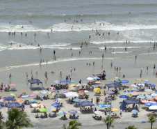 Os veranistas podem aproveitar a qualidade das águas para se banhar nas praias, rios e represas do Estado. De acordo com o quinto boletim de balneabilidade, emitido nesta sexta-feira (17) pelo Instituto Água e Terra, apenas Ponta da Pita, em Antonina, continua impróprio para banho, além de rios considerados permanentemente impróprios na região. No Interior todos os locais monitorados estão próprios para banho. Foto: Arnaldo Alves/AEN