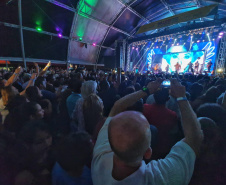 O show gratuito da dupla César Menotti e Fabiano, no Palco Verão Maior de Guaratuba, reuniu aproximadamente oito mil pessoas nesta sexta-feira (17), mesmo diante do mau tempo no Litoral
