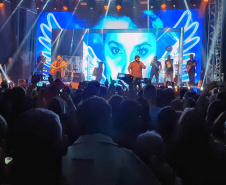 O show gratuito da dupla César Menotti e Fabiano, no Palco Verão Maior de Guaratuba, reuniu aproximadamente oito mil pessoas nesta sexta-feira (17), mesmo diante do mau tempo no Litoral