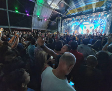 O show gratuito da dupla César Menotti e Fabiano, no Palco Verão Maior de Guaratuba, reuniu aproximadamente oito mil pessoas nesta sexta-feira (17), mesmo diante do mau tempo no Litoral