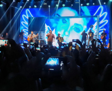 O show gratuito da dupla César Menotti e Fabiano, no Palco Verão Maior de Guaratuba, reuniu aproximadamente oito mil pessoas nesta sexta-feira (17), mesmo diante do mau tempo no Litoral