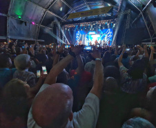 O show gratuito da dupla César Menotti e Fabiano, no Palco Verão Maior de Guaratuba, reuniu aproximadamente oito mil pessoas nesta sexta-feira (17), mesmo diante do mau tempo no Litoral