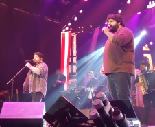 O show gratuito da dupla César Menotti e Fabiano, no Palco Verão Maior de Guaratuba, reuniu aproximadamente oito mil pessoas nesta sexta-feira (17), mesmo diante do mau tempo no Litoral