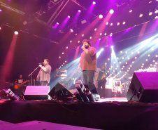 O show gratuito da dupla César Menotti e Fabiano, no Palco Verão Maior de Guaratuba, reuniu aproximadamente oito mil pessoas nesta sexta-feira (17), mesmo diante do mau tempo no Litoral