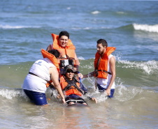 Durante a operação Verão Maior, estão disponíveis nas praias de Guaratuba, Matinhos e Pontal do Paraná, 10 cadeiras anfíbias. As cadeiras anfíbias têm rodas especiais que permitem o deslocamento na areia e no mar. Têm cinto de segurança regulável, encosto, assento, apoio cervical para a cabeça e apoio para os pés em tecido emborrachado, removível e lavável. Foto: Gilson Abreu/AEN