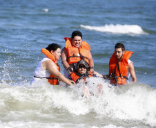 Durante a operação Verão Maior, estão disponíveis nas praias de Guaratuba, Matinhos e Pontal do Paraná, 10 cadeiras anfíbias. As cadeiras anfíbias têm rodas especiais que permitem o deslocamento na areia e no mar. Têm cinto de segurança regulável, encosto, assento, apoio cervical para a cabeça e apoio para os pés em tecido emborrachado, removível e lavável. Foto: Gilson Abreu/AEN