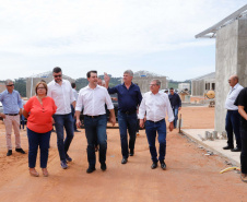 O governador Carlos Massa Ratinho Junior entrega  200 casas a famílias de Jaguariaíva. 