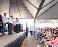 O governador Carlos Massa Ratinho Junior entrega  200 casas a famílias de Jaguariaíva. 