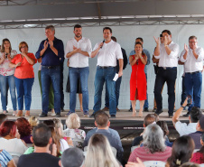 O governador Carlos Massa Ratinho Junior entrega  200 casas a famílias de Jaguariaíva. 