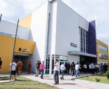 O governador Carlos Massa Ratinho Junior inaugurou nesta sexta-feira (24) a Delegacia Cidadã de Paranaguá, no Litoral do Estado. São cerca de 6,8 mil metros quadrados de área construída. É a maior unidade desse modelo que oferta atendimento especializado do Paraná. Os investimentos somaram mais de R$ 5 milhões.
