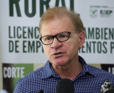 O governador Carlos Massa Ratinho Junior lançou nesta segunda-feira (27) o programa Descomplica Rural para agilizar os processos de licenciamento ambiental no campo. O objetivo é induzir o desenvolvimento sustentável com metodologia mais moderna, e permitir a geração de novos negócios e mais empregos.Foto: José Fernando Ogura/AEN