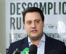 O governador Carlos Massa Ratinho Junior lançou nesta segunda-feira (27) o programa Descomplica Rural para agilizar os processos de licenciamento ambiental no campo. O objetivo é induzir o desenvolvimento sustentável com metodologia mais moderna, e permitir a geração de novos negócios e mais empregos.Foto: José Fernando Ogura/AEN