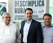 O governador Carlos Massa Ratinho Junior lançou nesta segunda-feira (27) o programa Descomplica Rural para agilizar os processos de licenciamento ambiental no campo. O objetivo é induzir o desenvolvimento sustentável com metodologia mais moderna, e permitir a geração de novos negócios e mais empregos.Foto: José Fernando Ogura/AEN