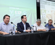 O governador Carlos Massa Ratinho Junior lançou nesta segunda-feira (27) o programa Descomplica Rural para agilizar os processos de licenciamento ambiental no campo. O objetivo é induzir o desenvolvimento sustentável com metodologia mais moderna, e permitir a geração de novos negócios e mais empregos.Foto: José Fernando Ogura/AEN