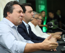 O governador Carlos Massa Ratinho Junior lançou nesta segunda-feira (27) o programa Descomplica Rural para agilizar os processos de licenciamento ambiental no campo. O objetivo é induzir o desenvolvimento sustentável com metodologia mais moderna, e permitir a geração de novos negócios e mais empregos.Foto: José Fernando Ogura/AEN