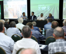 O governador Carlos Massa Ratinho Junior lançou nesta segunda-feira (27) o programa Descomplica Rural para agilizar os processos de licenciamento ambiental no campo. O objetivo é induzir o desenvolvimento sustentável com metodologia mais moderna, e permitir a geração de novos negócios e mais empregos.Foto: José Fernando Ogura/AEN