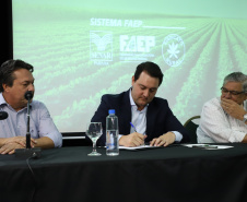 O governador Carlos Massa Ratinho Junior lançou nesta segunda-feira (27) o programa Descomplica Rural para agilizar os processos de licenciamento ambiental no campo. O objetivo é induzir o desenvolvimento sustentável com metodologia mais moderna, e permitir a geração de novos negócios e mais empregos.Foto: José Fernando Ogura/AEN