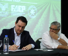 O governador Carlos Massa Ratinho Junior lançou nesta segunda-feira (27) o programa Descomplica Rural para agilizar os processos de licenciamento ambiental no campo. O objetivo é induzir o desenvolvimento sustentável com metodologia mais moderna, e permitir a geração de novos negócios e mais empregos.Foto: José Fernando Ogura/AEN