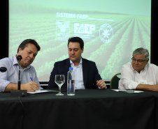 O governador Carlos Massa Ratinho Junior lançou nesta segunda-feira (27) o programa Descomplica Rural para agilizar os processos de licenciamento ambiental no campo. O objetivo é induzir o desenvolvimento sustentável com metodologia mais moderna, e permitir a geração de novos negócios e mais empregos.Foto: José Fernando Ogura/AEN