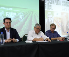 O governador Carlos Massa Ratinho Junior lançou nesta segunda-feira (27) o programa Descomplica Rural para agilizar os processos de licenciamento ambiental no campo. O objetivo é induzir o desenvolvimento sustentável com metodologia mais moderna, e permitir a geração de novos negócios e mais empregos.Foto: José Fernando Ogura/AEN