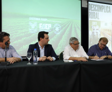 O governador Carlos Massa Ratinho Junior lançou nesta segunda-feira (27) o programa Descomplica Rural para agilizar os processos de licenciamento ambiental no campo. O objetivo é induzir o desenvolvimento sustentável com metodologia mais moderna, e permitir a geração de novos negócios e mais empregos.Foto: José Fernando Ogura/AEN